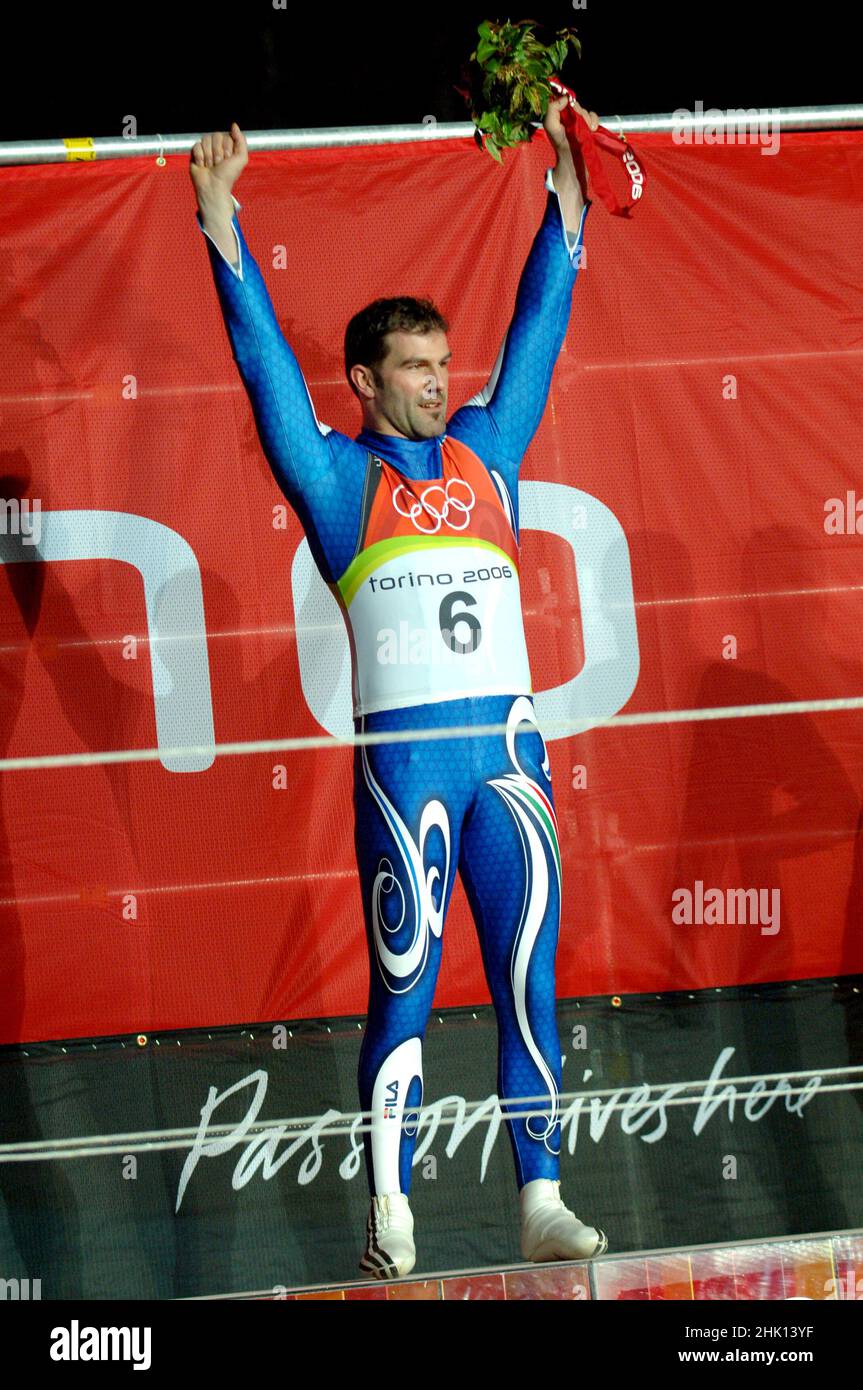 Cesana San Sicario, Turin Italien 2006-02-12: Olympische Winterspiele 2006 in Turin, Siegerehrung des Rennrodeln-Wettbewerbs, Armin Zöggeler , Italien, Goldmedaille Stockfoto