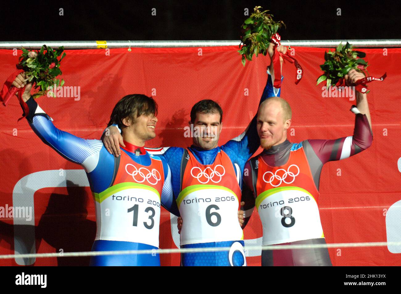 Cesana San Sicario, Turin Italien 2006-02-12: Olympische Winterspiele 2006 in Turin, Preisverleihung des Rennrodeln-Wettbewerbs, Demtschenko Albert (Rus), Zoeggeler Amin (Ita), Rubenis Martins (Lat) Stockfoto