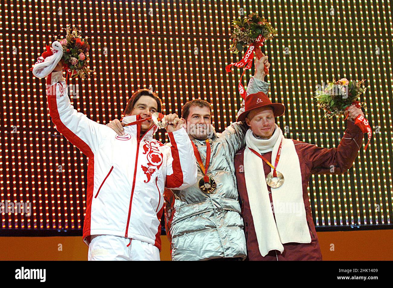 Turin Italien 2006-02-12: Olympische Winterspiele 2006 in Turin, Siegerehrung des Rennrodeln-Wettbewerbs, Demtschenko Albert (Rus), Zoeggeler Amin (Ita), Rubenis Martins (Lat) Stockfoto