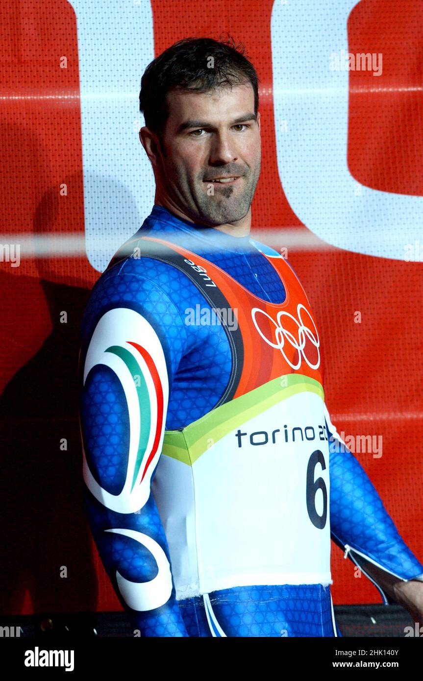 Cesana San Sicario, Turin Italien 2006-02-12: Olympische Winterspiele 2006 in Turin, Siegerehrung des Rennrodeln-Wettbewerbs, Armin Zöggeler , Italien, Goldmedaille Stockfoto