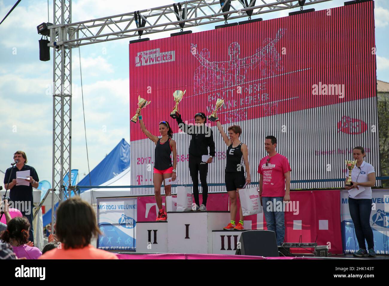BUDAPEST, UNGARN - APRIL 9 2017: Nicht identifizierte Marathonläufer nehmen am 32nd Telekom Vivicitta Spring Half Budapest International Marathon in s Teil Stockfoto