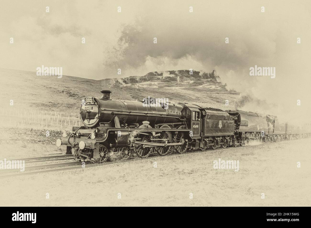 Dieser Doppelheader-Dampfzug wird von der LMS-Klasse 6P 4-6-0 #45690 Leander und der SR Battle of Britain-Klasse 4-6-2 #34067 Tangmere geleitet Stockfoto