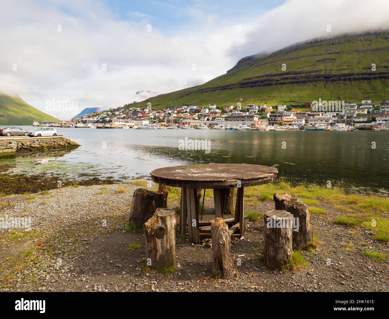 Klaksvik, Färöer-Inseln - Juli 2021: Blick auf die Stadt Klaksvik auf der Insel Bordoy, Dänemark, Nordeuropa. Stockfoto