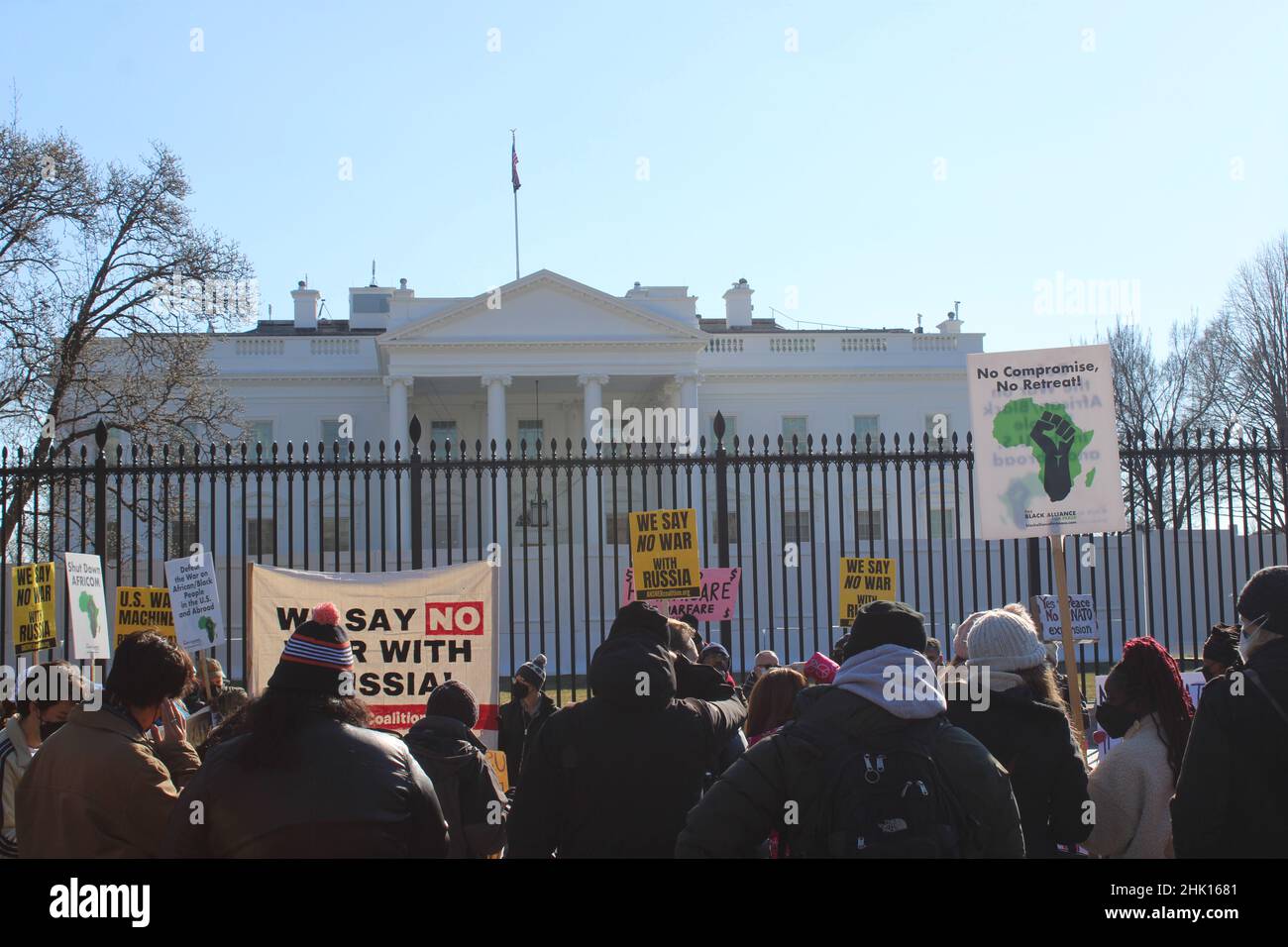 Washington, D.C. – JANUAR 27: Rund 100 Menschen nahmen heute an einer Kundgebung vor dem Weißen Haus in Washington D.C. Teil.heute appellierten sie an Biden und die USA, Nein zum Krieg mit Russland und den Händen der Ukraine zu sagen Mitglieder der russischsprachigen Diaspora und ukrainische Aktivisten demonstrierten unter Androhung einer russischen Invasion von Die Ukraine. Kredit: Mark Apollo / Alamy Stockfoto Stockfoto