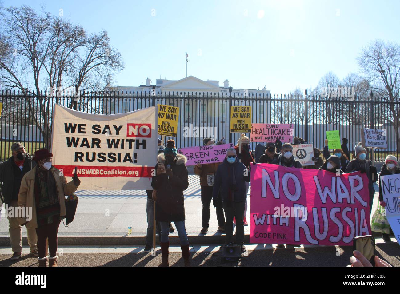 Washington, D.C. – JANUAR 27: Rund 100 Menschen nahmen heute an einer Kundgebung vor dem Weißen Haus in Washington D.C. Teil.heute appellierten sie an Biden und die USA, Nein zum Krieg mit Russland und den Händen der Ukraine zu sagen Mitglieder der russischsprachigen Diaspora und ukrainische Aktivisten demonstrierten unter Androhung einer russischen Invasion von Die Ukraine. Kredit: Mark Apollo / Alamy Stockfoto Stockfoto