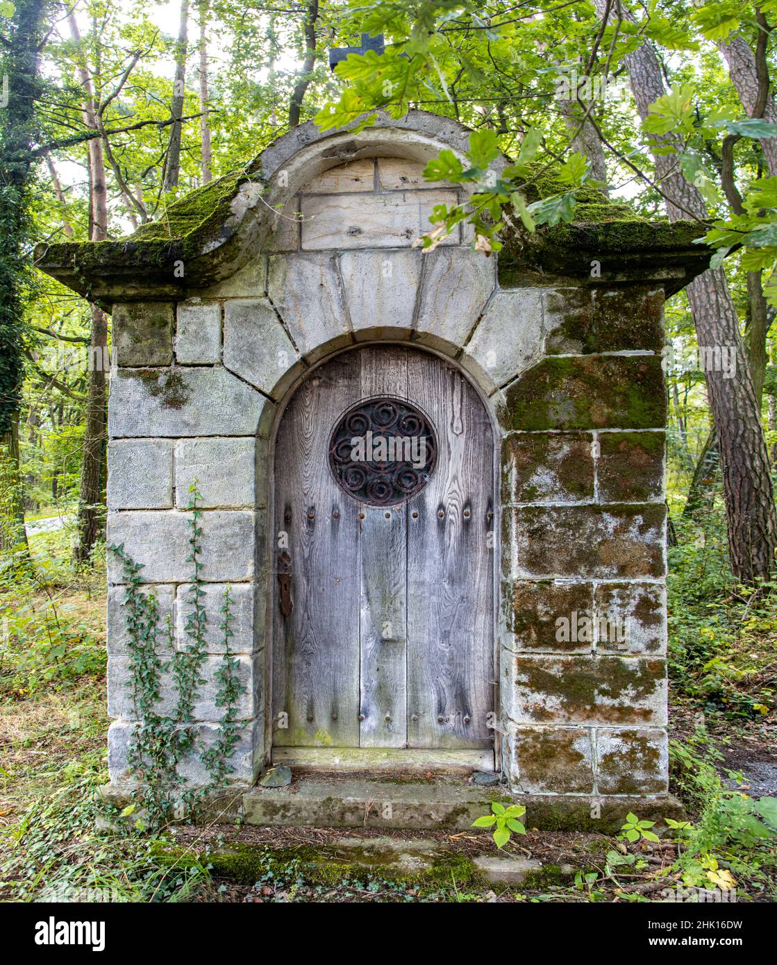 Steingebäude - ein altes Grab im Wald, Nordböhmen. Stockfoto