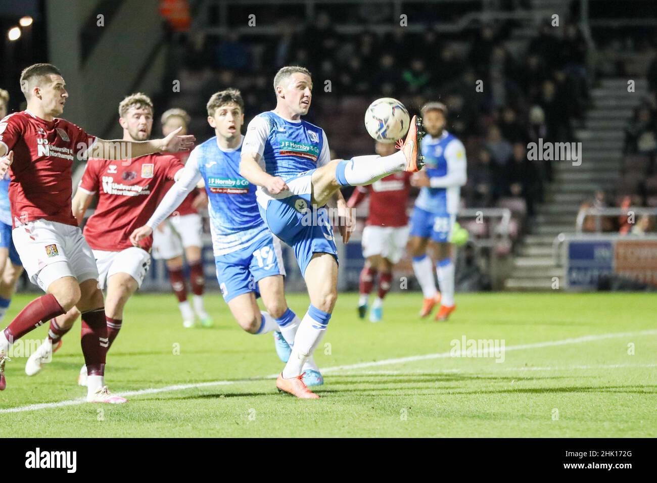 NORTHAMPTON, GROSSBRITANNIEN. FEB 1st Overhead-Kick von Barrow's John Rooney während der ersten Hälfte des Sky Bet League 2-Spiels zwischen Northampton Town und Barrow am Dienstag, den 1st. Februar 2022 im PTS Academy Stadium, Northampton. (Kredit: John Cripps | MI Nachrichten) Kredit: MI Nachrichten & Sport /Alamy Live Nachrichten Stockfoto