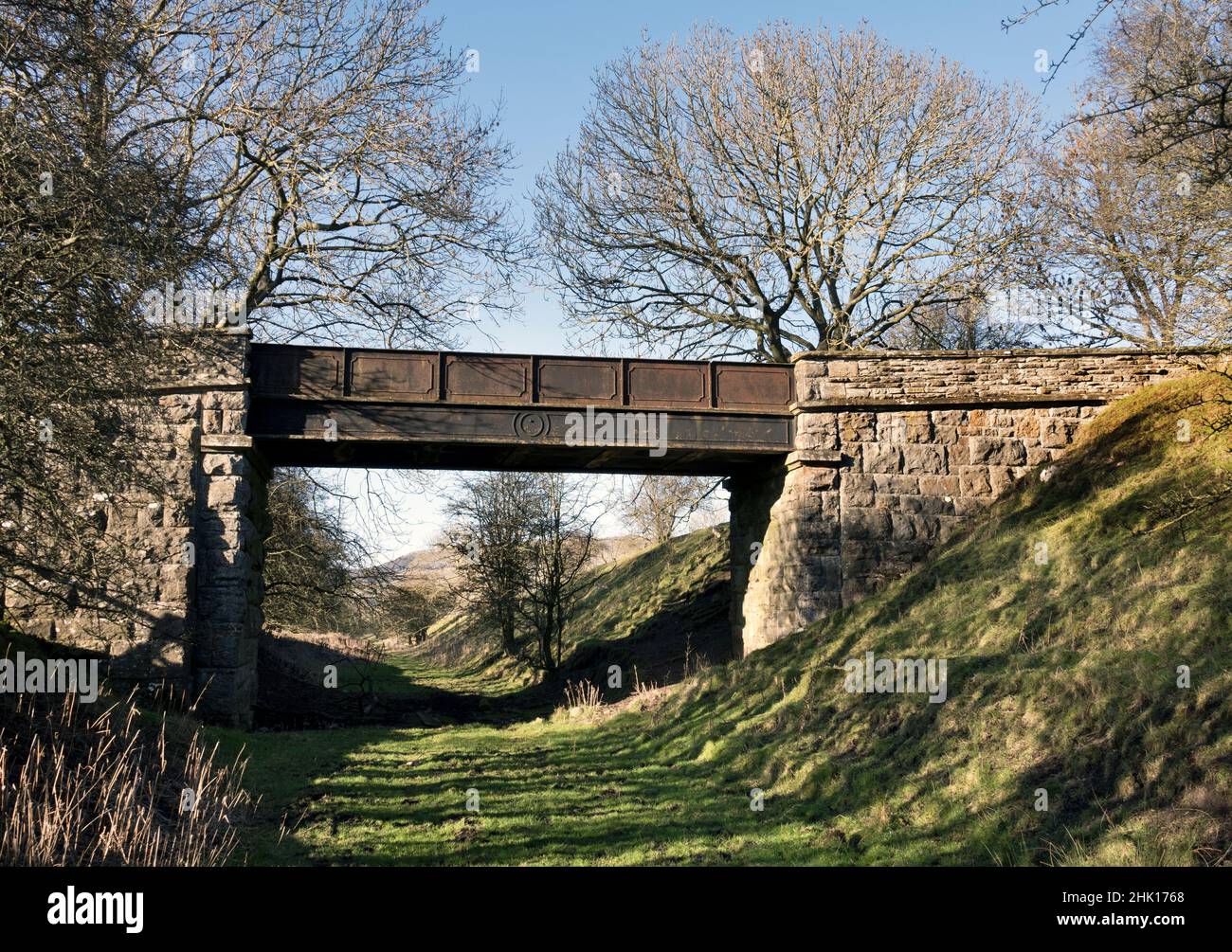 Eine Brücke über die inzwischen stillgefallene Wensleydale Railway, Woodhall in der Nähe von Askrigg, Yorkshire Dales National Park. Die Linie schloss im 1950s. Stockfoto
