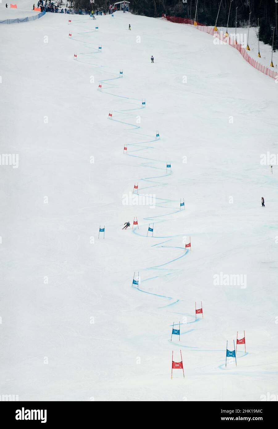 Zwei U16 weibliche Skifahrer auf der Riesenslalom-Strecke während des Macomber Cup 2022 im fränkischen Skiclub am Cannon Mountain in Franken, New Hampshire. Stockfoto