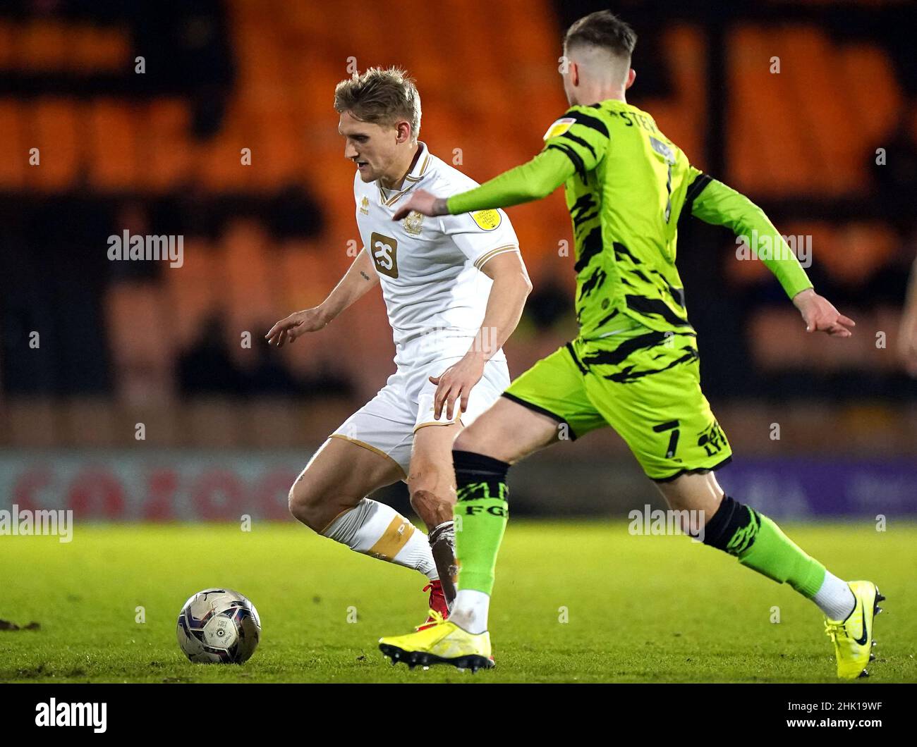 Nathan Smith von Port Vale (links) und Ben Stevenson von Forest Green Rovers kämpfen während des zweiten Spiels der Sky Bet League im Vale Park, Stock-on-Trent, um den Ball. Bilddatum: Dienstag, 1. Februar 2022. Stockfoto