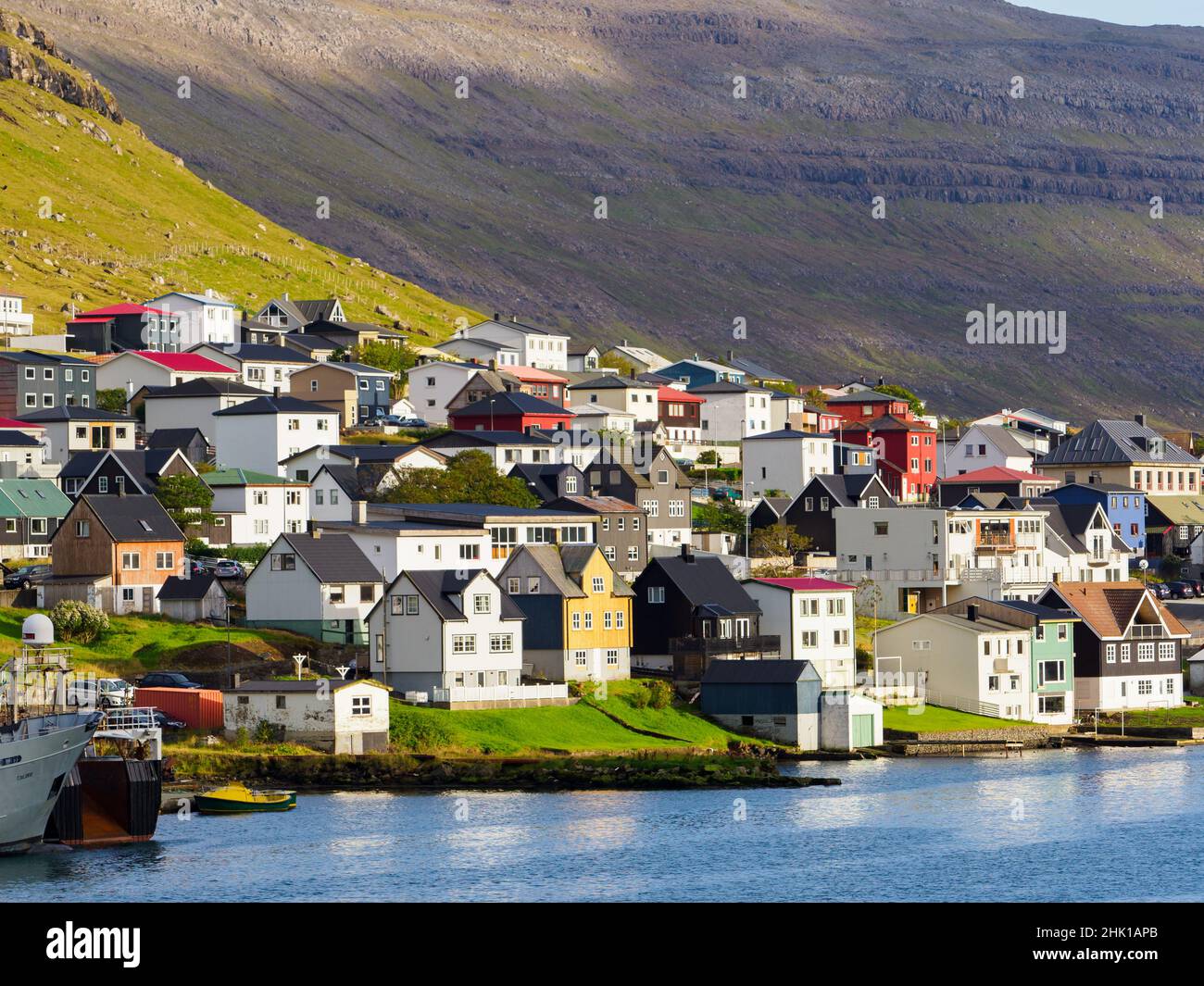 Blick auf die Stadt Klaksvik auf der Insel Bordoy, Färöer-Inseln, Dänemark Nordeuropa. Stockfoto