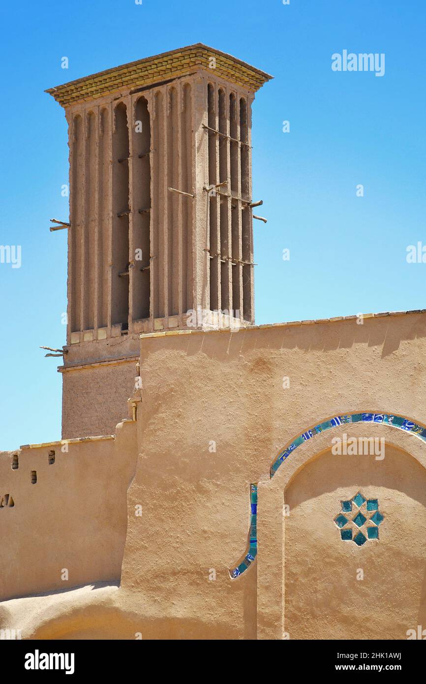Badgir, ein Windturm auf dem Dach in der antiken Stadt Yazd im Iran, ist Badgir ein traditionelles persisches Architekturmerkmal, das natürliche Belüftung und Kühlung im Gebäude schafft Stockfoto