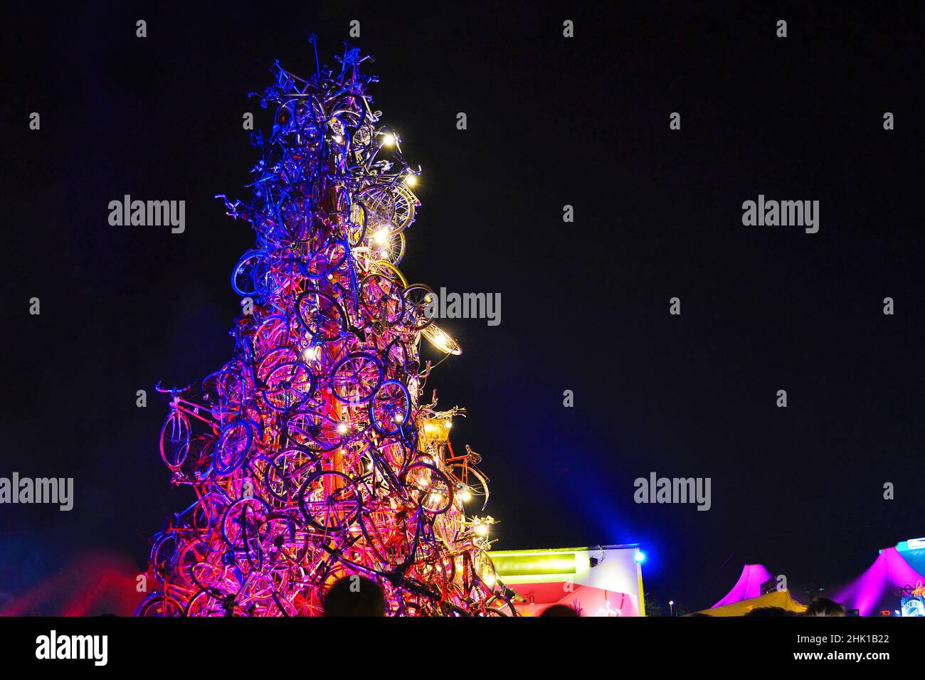 Weihnachtsbaum aus Fahrradrädern. Stockfoto