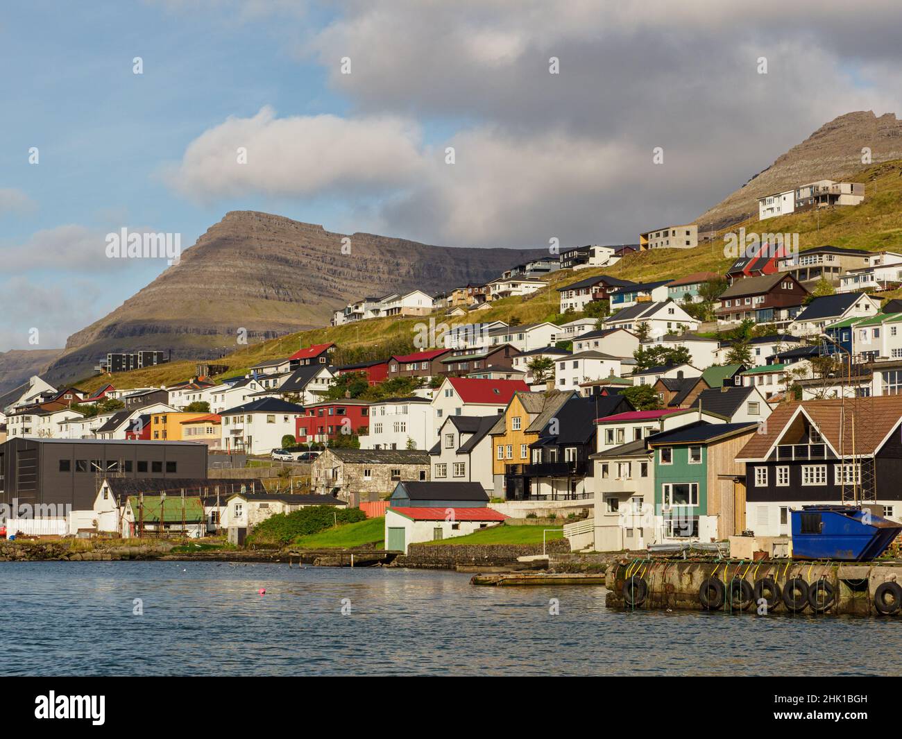 Blick auf die Stadt Klaksvik auf der Insel Bordoy, Färöer-Inseln, Dänemark Nordeuropa. Stockfoto