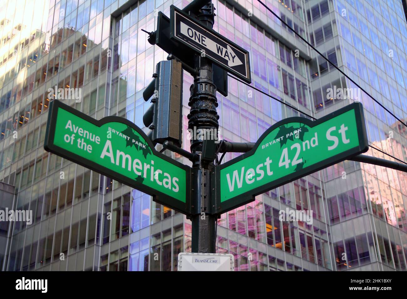 Green West 42nd Street und Avenue of the Americas 6th Bryant Park Traditionelles Schild in Midtown Manhattan in New York City Stockfoto