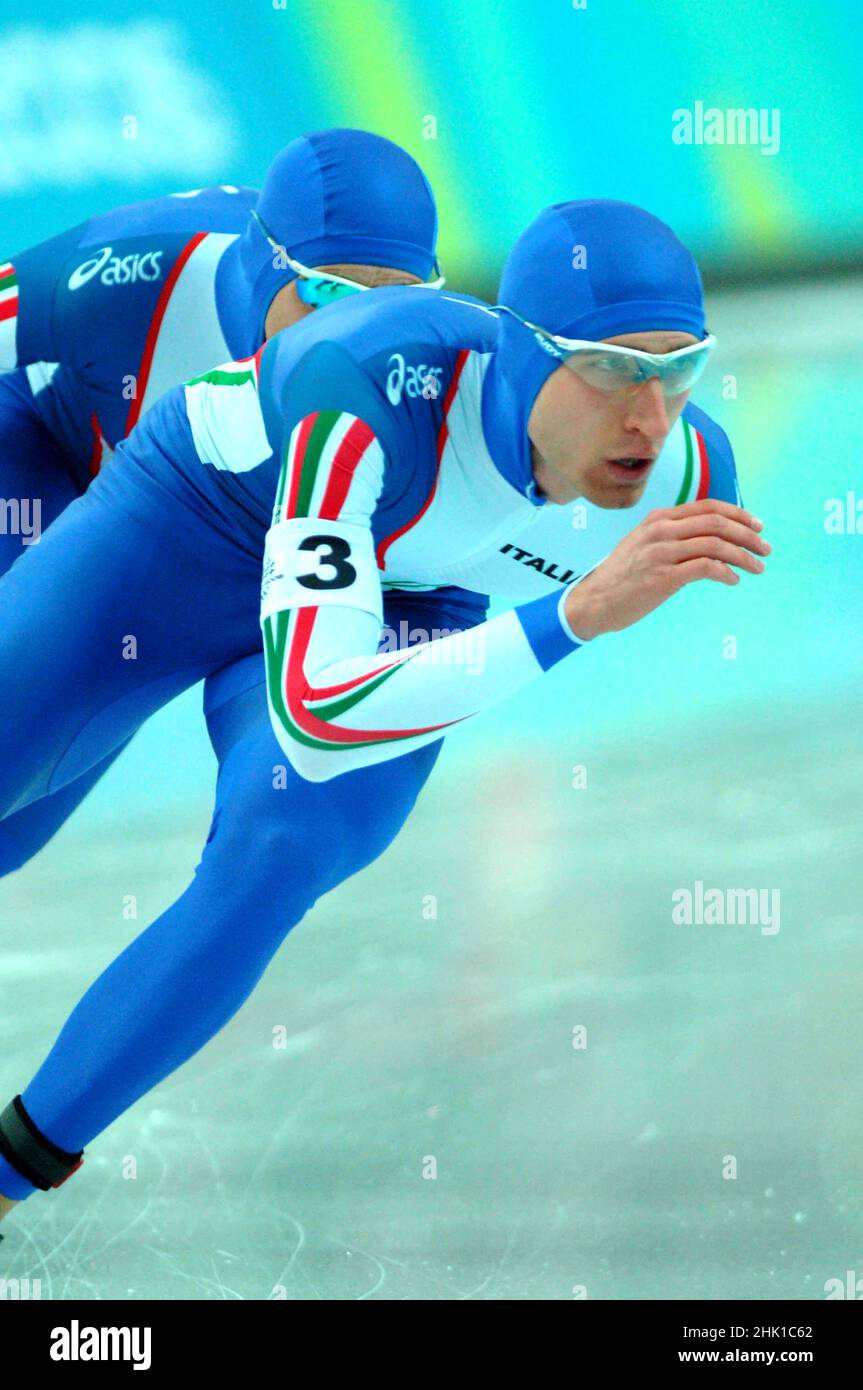 Turin Italien 2006-02-16: Turin 2006 Olympische Winterspiele, Eisschnelllauf-Wettbewerb, Matteo Anesi, Enrico Fabris und Ippolito Sanfratello, während des Rennens. Goldmedaille in Italien Stockfoto