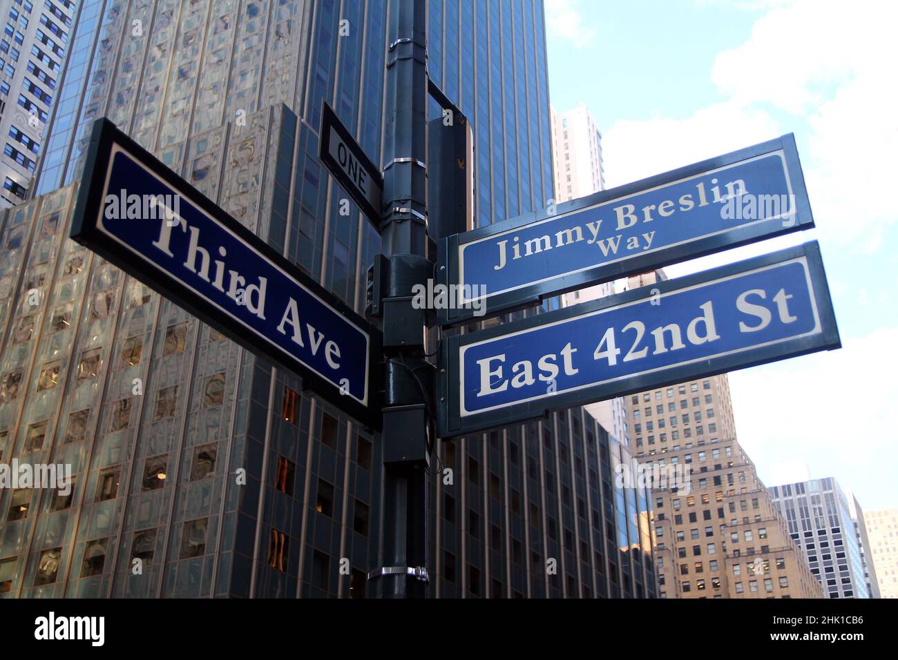 Blue East 42nd Street und Third 3rd Ave historisches Schild ( Jimmy Breslin Way ) in Midtown Manhattan in New York Stockfoto