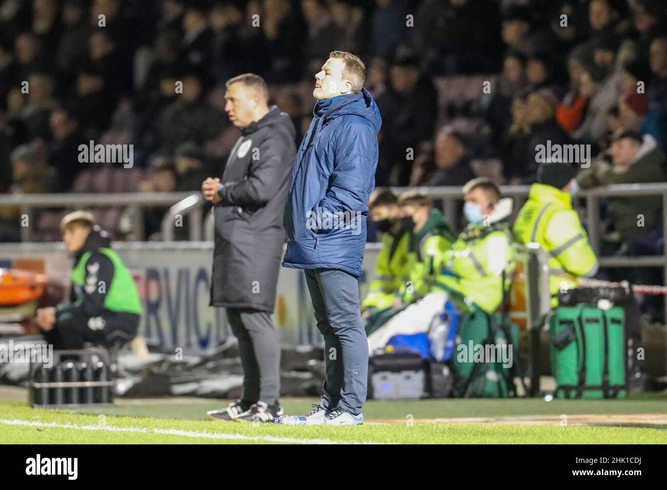 NORTHAMPTON, GROSSBRITANNIEN. FEB 1st Barrows Manager Mark Cooper während der zweiten Hälfte des Spiels der Sky Bet League 2 zwischen Northampton Town und Barrow im PTS Academy Stadium, Northampton, am Dienstag, den 1st. Februar 2022. (Kredit: John Cripps | MI Nachrichten) Kredit: MI Nachrichten & Sport /Alamy Live Nachrichten Stockfoto