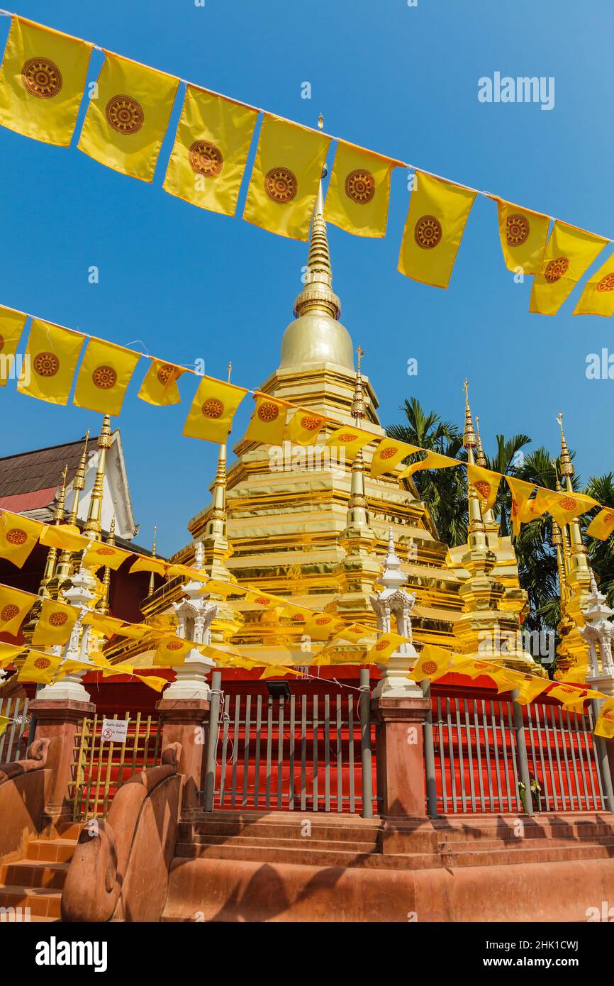 Tradition gelbe Gebetsfahne im Tempel Wat Phan Tao, Chiang Mai Stockfoto