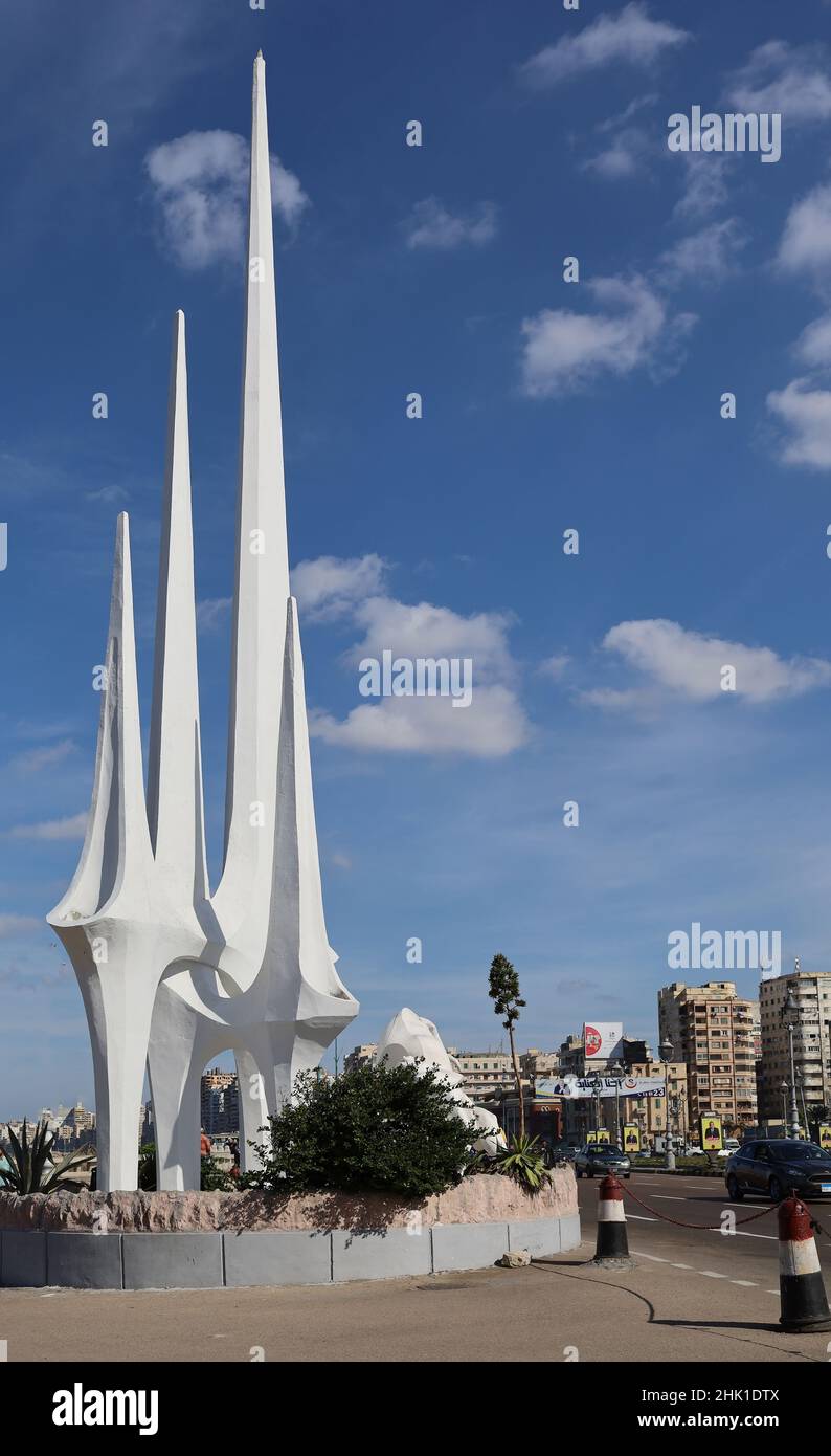 Alexandria, Ägypten - 11.12.2021: Meerjungfrau-Denkmal am Bab Sharqi Meer in der Nähe der alexandrinischen Bibliothek, blick auf die ägyptische Straße und Kunst Stockfoto