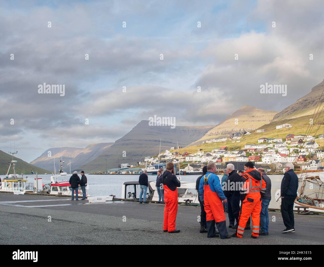 Klaksvik, Färöer - Sep, 2020: Die Fischer warten auf die Ergebnisse des Wettkampfes in der Stadt Klaksvik auf der Insel Bordoy, Stockfoto