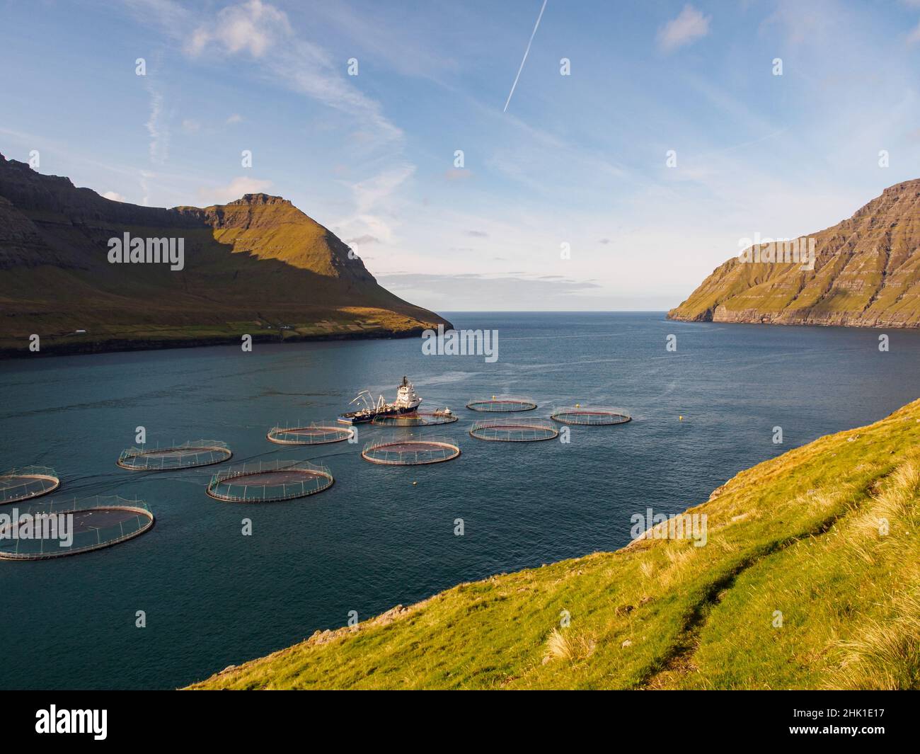 Färöer, Dänemark - Sep, 2020: Lachsfarm, ausgestattet mit einer Brüterei und einer Einheit für Jungfische, mit runden Behältern. Die Landwirtschaft von Lachs und Stockfoto