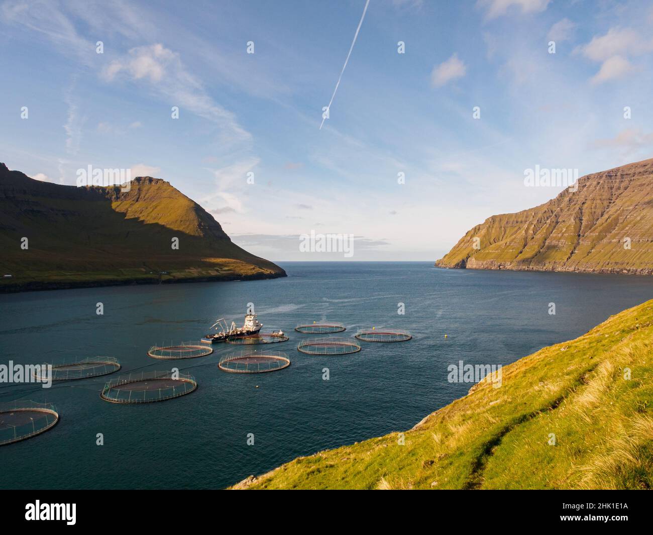 Färöer, Dänemark - Sep, 2020: Lachsfarm, ausgestattet mit einer Brüterei und einer Einheit für Jungfische, mit runden Behältern. Die Landwirtschaft von Lachs und Stockfoto