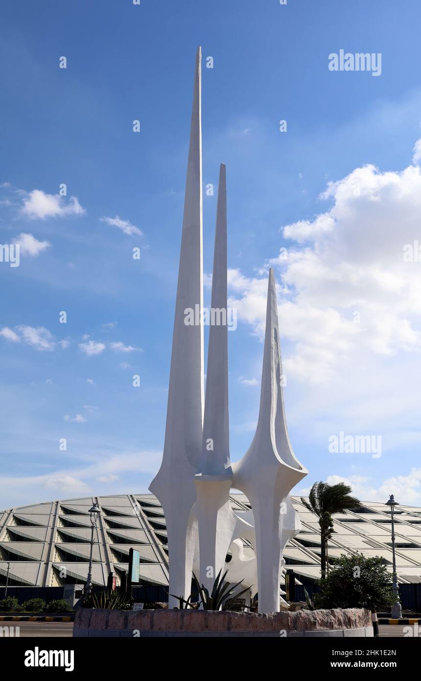 Alexandria, Ägypten - 11.12.2021: Meerjungfrau-Denkmal und alexandrinische Bibliothek Straßenansicht bei Bab Sharqi Stockfoto