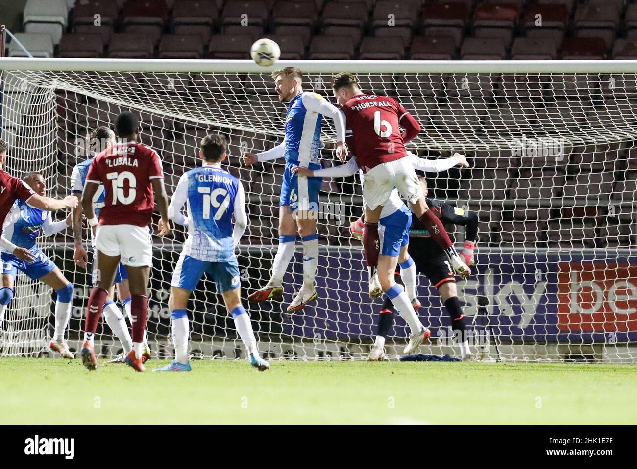 NORTHAMPTON, GROSSBRITANNIEN. FEB 1st Barrows Tom Beadling steht am Dienstag, dem 1st. Februar 2022, in der zweiten Hälfte des Spiels der Sky Bet League 2 zwischen Northampton Town und Barrow im PTS Academy Stadium in Northampton an der Spitze des Balls. (Kredit: John Cripps | MI Nachrichten) Kredit: MI Nachrichten & Sport /Alamy Live Nachrichten Stockfoto