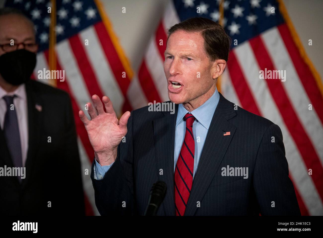 Der Senator der Vereinigten Staaten, Richard Blumenthal (Demokrat von Connecticut), hält am Dienstag, den 1. Februar 2022, während der Pressekonferenz der Demokraten im Senat im Hart Senate Office Building in Washington, DC, eine Rede. Kredit: Rod Lamkey/CNP /MediaPunch Stockfoto