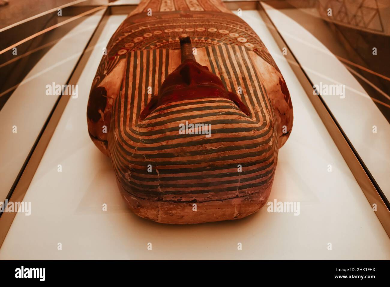 Dubai, VAE - 01.05.2022: Sarggrab des Pharaos mit Mama des Priesters Psamtik, des Sohnes von Pediosir, auf dem ägyptischen Pavillon auf der Weltausstellung Expo 2020 Stockfoto