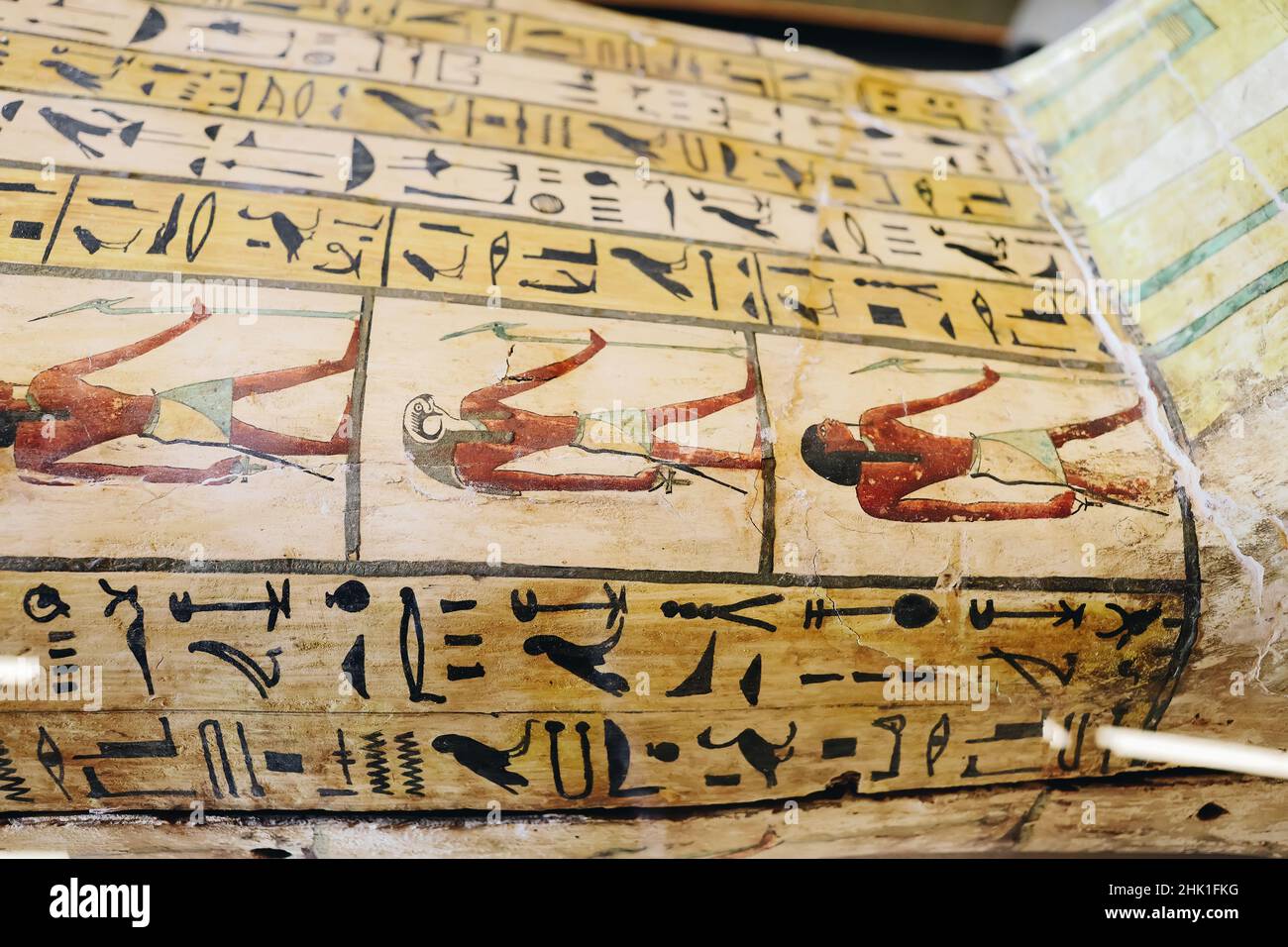 Dubai, VAE - 01.05.2022: Ägyptische Hieroglyphen geschrieben am Fragment des pharaonpriesters Psamtik Grabmäulchen Sarg am Ägyptischen Pavillon der Expo 2020 Welt exh Stockfoto