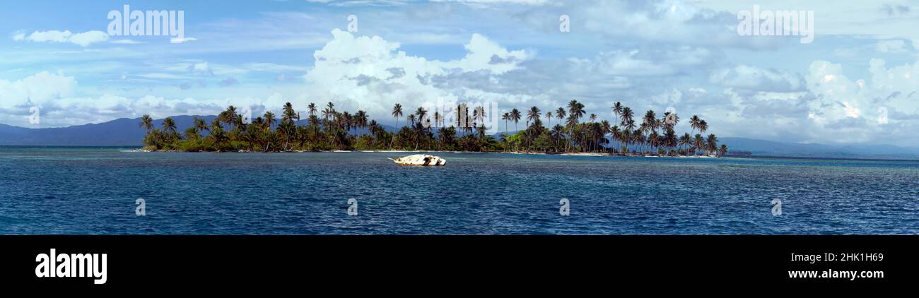 Panorama der sonnigen idyllischen San Blas Inseln mit Palmenparadies zwischen Kolumbien und Panama. Stockfoto