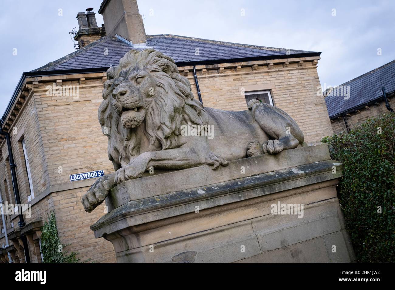 Lions außerhalb Victoria Hall in Saltaire Model Village, Bradford, Großbritannien Stockfoto