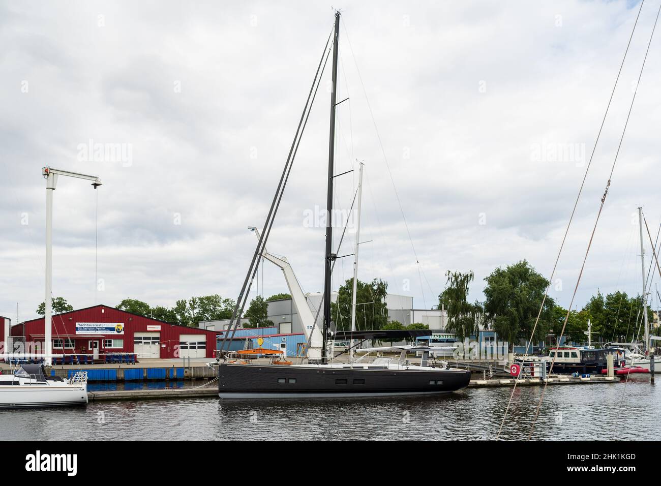 GREIFSWALD, DEUTSCHLAND - 31. JULI 2021: Marina in der Altstadt an der Mündung des Flusses Ryck. Stockfoto