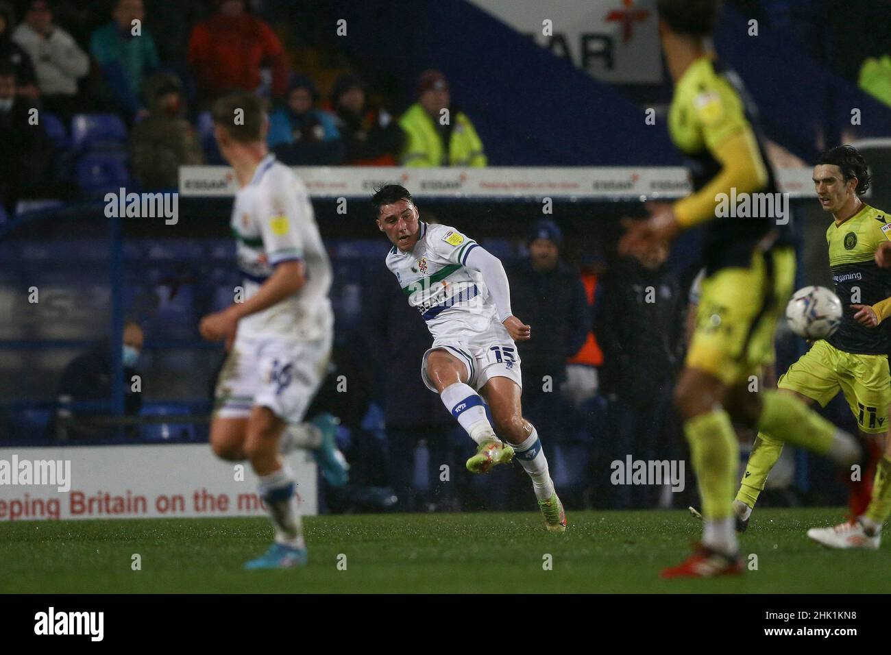 Birkenhead, Großbritannien. 01st. Februar 2022. Josh Hawkes von Tranmere Rovers (15) übergibt den Ball. EFL Skybet Football League Two Match, Tranmere Rovers gegen Stevenage im Prenton Park, Birkenhead, Wirral am Dienstag, 1st. Februar 2022. Dieses Bild darf nur für redaktionelle Zwecke verwendet werden. Nur zur redaktionellen Verwendung, Lizenz für kommerzielle Nutzung erforderlich. Keine Verwendung bei Wetten, Spielen oder Veröffentlichungen in einem Club/einer Liga/einem Spieler.PIC von Chris Stading/Andrew Orchard Sports Photography/Alamy Live News Credit: Andrew Orchard Sports Photography/Alamy Live News Stockfoto