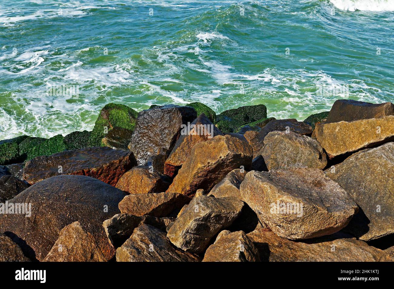 Steine und Meereswellen, Barra da Tijuca, Rio Stockfoto