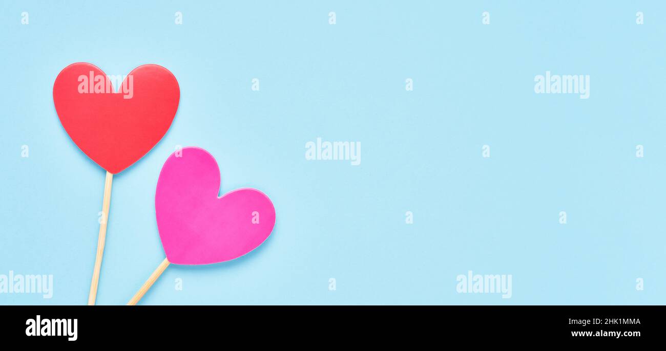 Rote und rosa Herzen auf hellblauem Hintergrund. Valentinstag Hintergrund. Flach liegend, Platz für Text kopieren Stockfoto