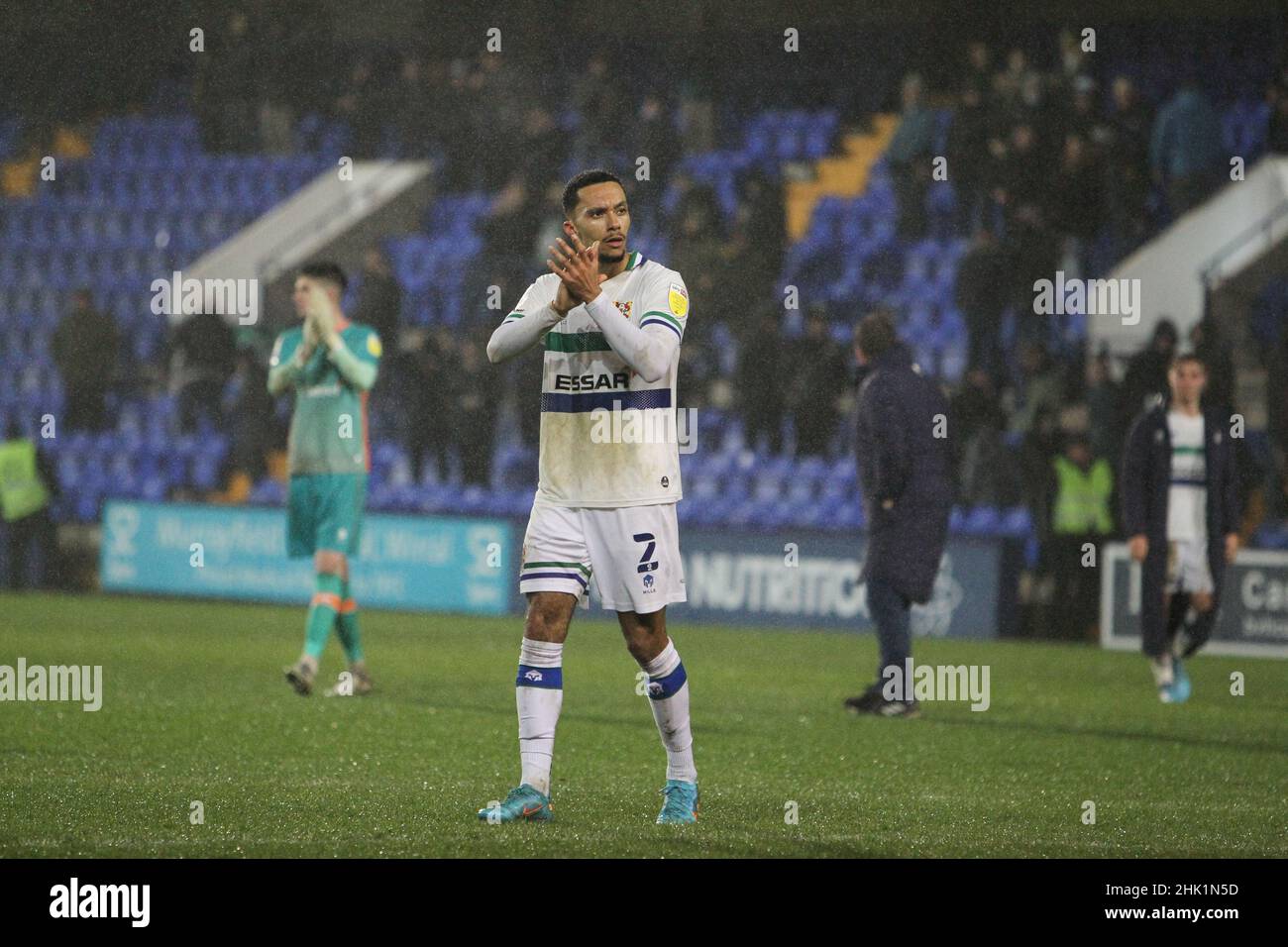 Josh Dacres-Cogley von Tranmere Rovers applaudiert den Fans während des zweiten Spiels der Sky Bet League zwischen Tranmere Rovers und Stevenage im Prenton Park am 1st 2022. Februar in Birkenhead, England. (Foto von Richard Ault/phcimages.com) Stockfoto