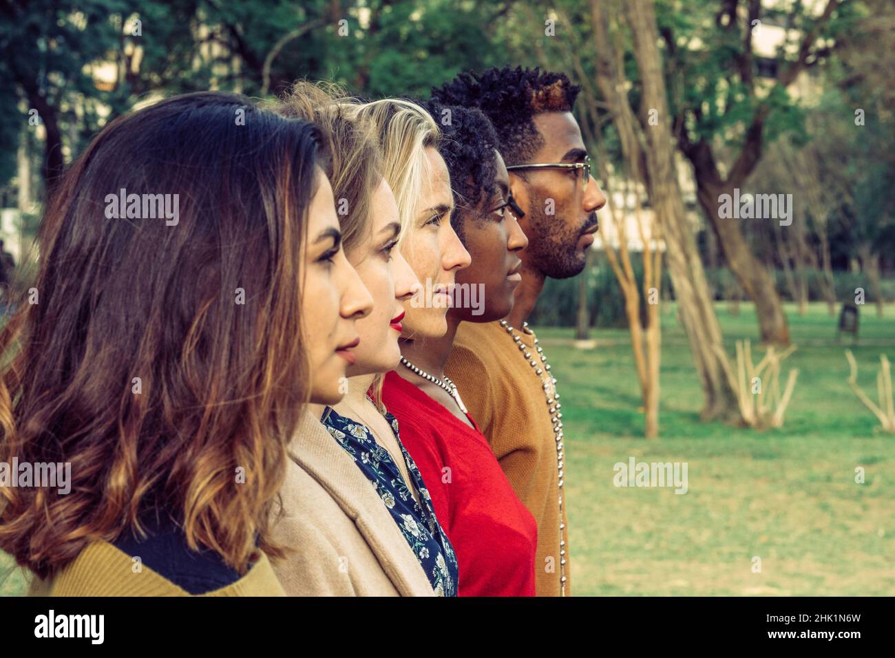 4 Frauen und 1 Männer verschiedener Rassen feiern den Frauentag Stockfoto