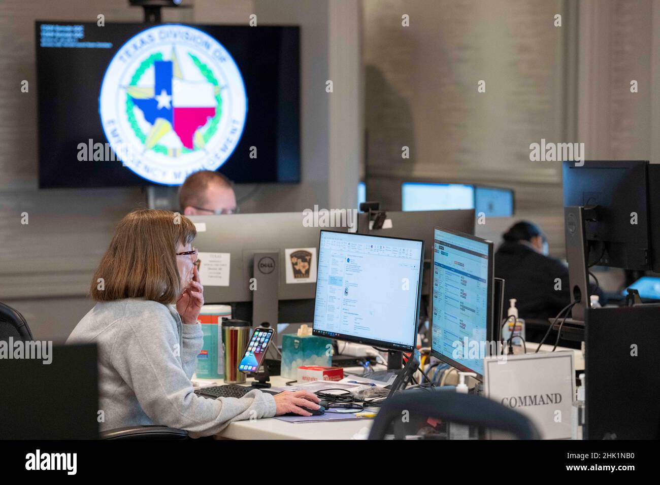 Austin, Texas, USA. 1st. Februar 2022. Beamte des texanischen Notstands-Managements (TDEM) scannen ihre Computer, während sich die texanischen Beamten zwei Tage vor einem schweren Wintersturm versammeln, der voraussichtlich am Donnerstag und das Wochenende den Lone Star State treffen wird. Gov. Abbott sagte, er könne nicht garantieren, dass der Strom in dieser Woche in ganz Texas anbleiben würde.der Sturm kommt ein Jahr, nachdem ein massiver Schnee- und Eissturm im Februar 2021 das Stromnetz von Texas zerstört hat. (Bild: © Bob Daemmrich/ZUMA Press Wire) Stockfoto