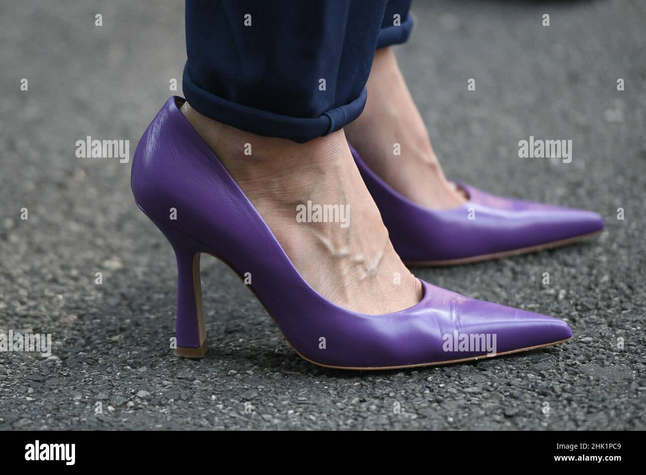 Modische Frau trägt lila Schuhe, Detail Stockfoto