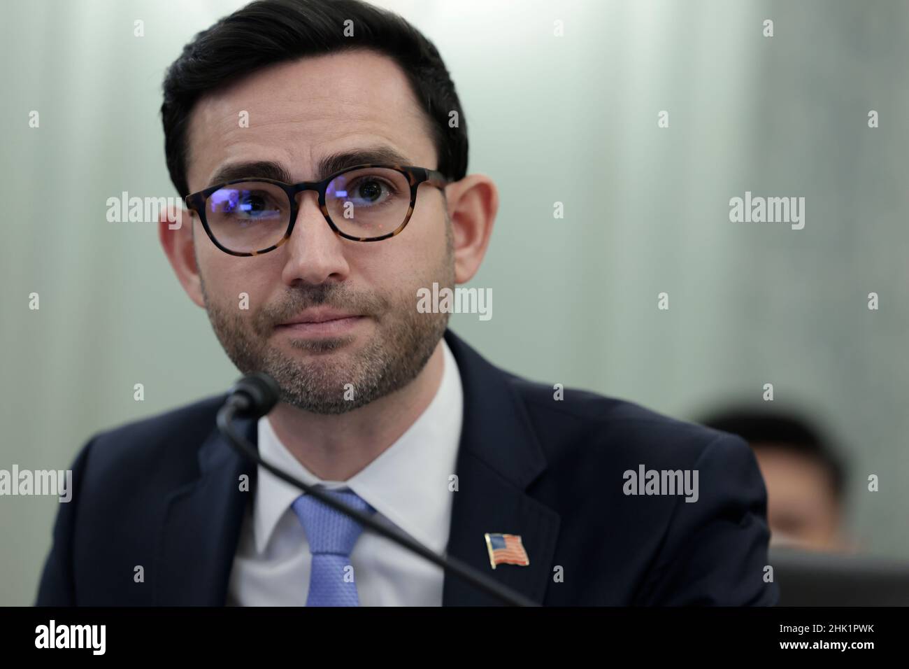 WASHINGTON, DC - FEBRUAR 01: SAMUEL A.A. Levine, Direktor des Büros für Verbraucherschutz der Federal Trade Commission, bezeugte während einer Anhörung des Senats für Handel, Wissenschaft und Transport zu Verbraucherschutz, Produktsicherheit und Datensicherheit, um COVID-19-Betrug und Preisaushöschungen zu untersuchen, am 01. Februar 2022 im Russell Senate Office Building in Washington, DC. Der Unterausschuss führte die Anhörung durch, um Betrug und Preisauswertung im Zusammenhang mit der Covid-19-Pandemie zu diskutieren und darüber, wie Verbraucherverbände und die Federal Trade Commission diese bekämpfen können. (Foto von Anna Moneymaker/Pool/Sipa USA) Stockfoto