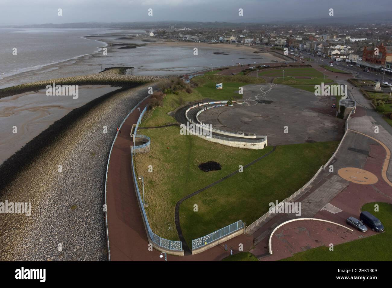 Morecambe, Großbritannien, 01/02/2022, der Standort des geplanten Eden Project North wird in Morecambe gesehen, da das Projekt der Realität einen Schritt näher gekommen ist, nachdem Stadträte in Lancashire die Planungsgenehmigung für die Öko-Attraktion £125m erteilt hatten. Das Eden Project North, das in riesigen, transparenten Kuppeln auf der Promenade von Morecambe errichtet werden würde, wird der Regierung als „Schaufelfertige“ Initiative vorgestellt, die dazu beitragen könnte, die benachteiligte Küstenstadt Morecambe, Großbritannien, zu stärken. Kredit: Jon Super/Alamy Live Nachrichten. Stockfoto