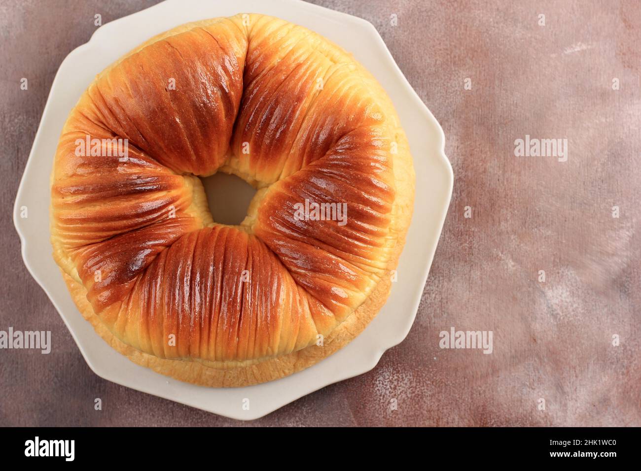 Draufsicht Selective Focus of Wool Roll Bread, ein Trending Viral Brioche Bread mit vielen Lagen sieht aus wie Wolle. Platz für Text, Ankündigung oder Re kopieren Stockfoto