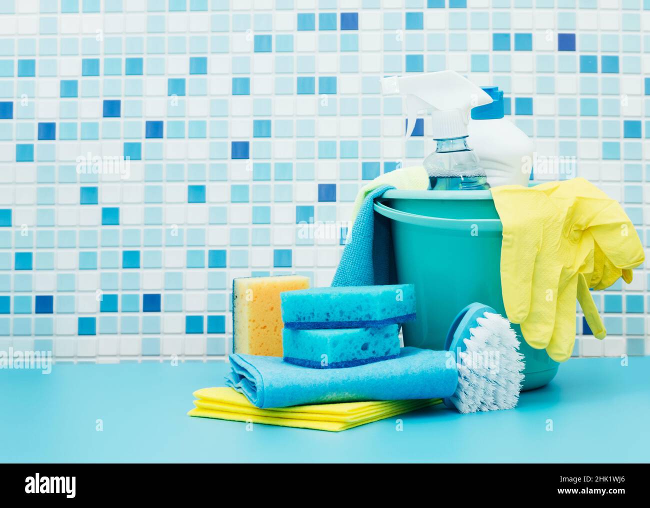 Reiniger und Reinigungsmittel im Eimer, Zubehör für die Reinigung verschiedener Oberflächen und Räume blauer Hintergrund Stockfoto