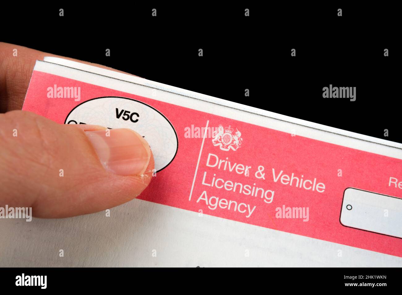 Original UK Zulassungsbescheinigung für ein gekauftes Auto auf dem Foto gesehen. Zulassungsdokument auch bekannt als Fahrzeug-Log-Buch V5C. Stafford, Vereinigte Ki Stockfoto
