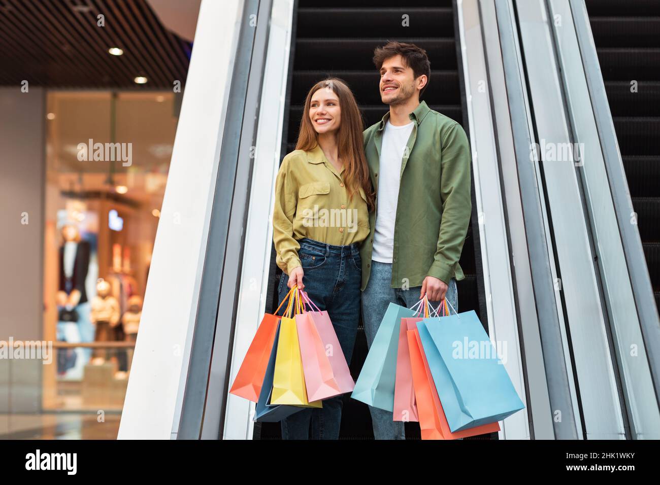 Paar Hält Taschen Stehen Auf Beweglichen Treppen Einkaufen In Der Mall Stockfoto