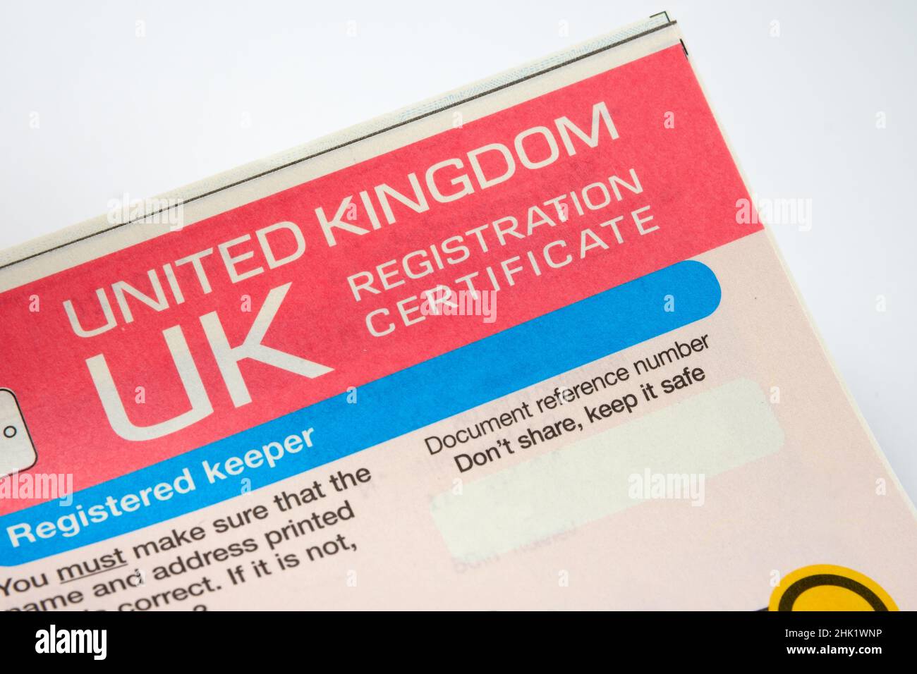 Original UK Zulassungsbescheinigung für ein gekauftes Auto auf dem Foto gesehen. Zulassungsdokument auch bekannt als Fahrzeug-Log-Buch V5C. Stafford, Vereinigte Ki Stockfoto