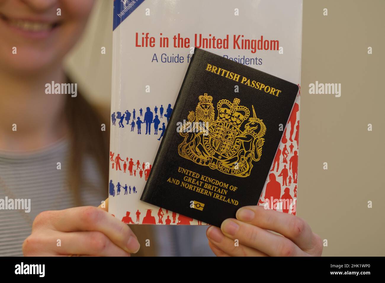 British Pass und offiziellen Testbuch LEBEN IM VEREINIGTEN KÖNIGREICH, die für unbefristete Urlaub zu bleiben und britische Staatsbürgerschaft erforderlich ist. Stafford, Vereinigt Euch Stockfoto